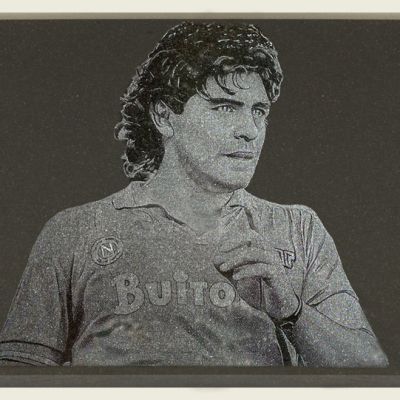 Diamantgraviertes Porträt von Maradona in einem Napoli-T-Shirt auf schwarzem Granit: Ein ikonisches Tributgeschenk